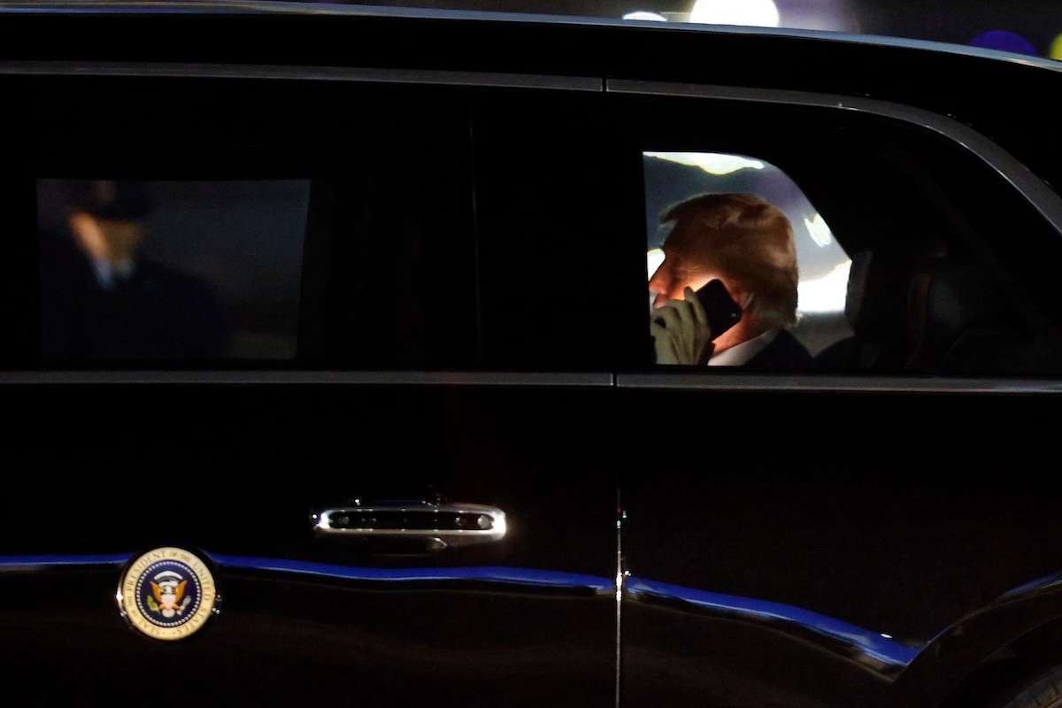 Donald Trump parla al telefono a bordo della sua limousine, il 6 marzo (AP Photo/Luis M. Alvarez)