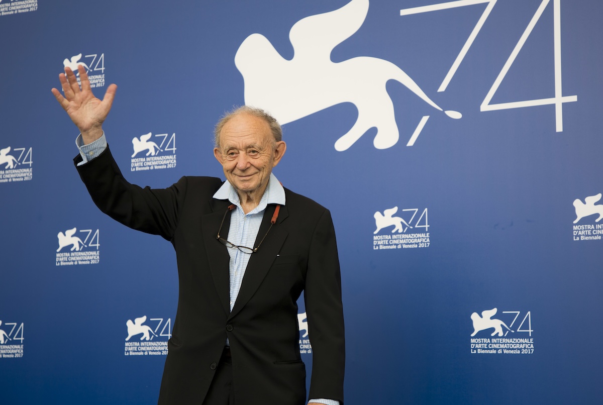 Frederick Wiseman nel 2017 alla Mostra del cinema di Venezia (AP Photo/Domenico Stinellis)