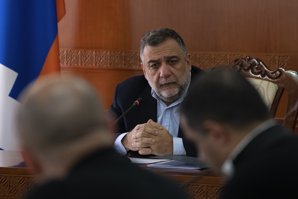 Ruben Vardanyan durante un consiglio del governo separatista del Nagorno Karabakh a Stepanakert, la capitale della regione per gli armeni, 3 gennaio 2023 (Edgar Harutyunyan/PAN Photo via AP)