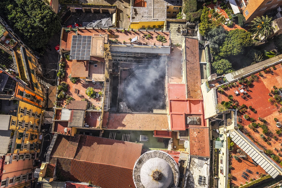 Un incendio ha distrutto il teatro Sannazaro di Napoli