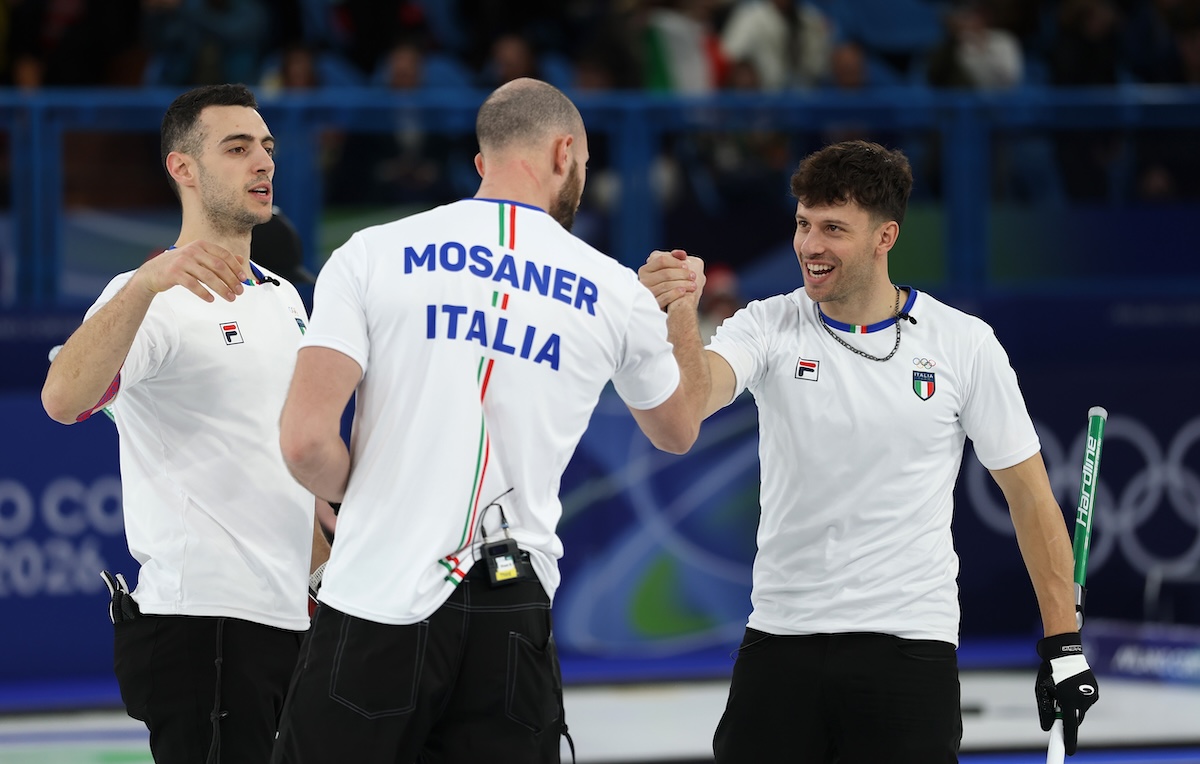 La squadra maschile italiana di curling festeggia la vittoria sugli Stati Uniti