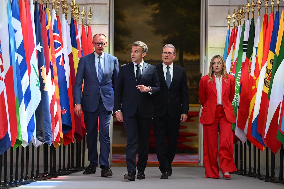 Il cancelliere tedesco Friedrich Merz, il presidente francese Emmanuel Macron, il primo ministro britannico Keir Starmer e la presidente del Consiglio, Giorgia Meloni, oggi a Parigi