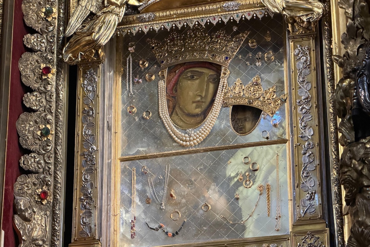 L'icona da cui sono stati sottratti alcuni dei gioielli (ANSA / Sara Ferrari)