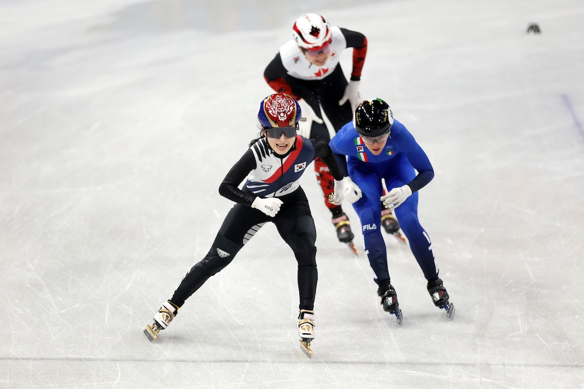 Arianna Fontana dietro alla coreana Gilli Kim al traguardo della staffetta femminile a Milano, 18 febbraio 2026 (Matthew Stockman/Getty Images)