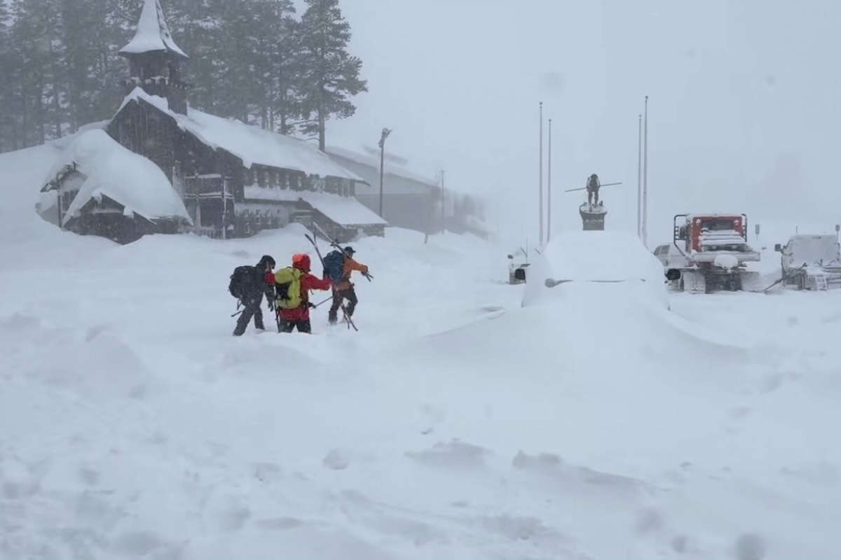 Il gruppo di soccorritori alla ricerca degli scialpinisti, in California (Nevada County Sheriff's Office via AP)