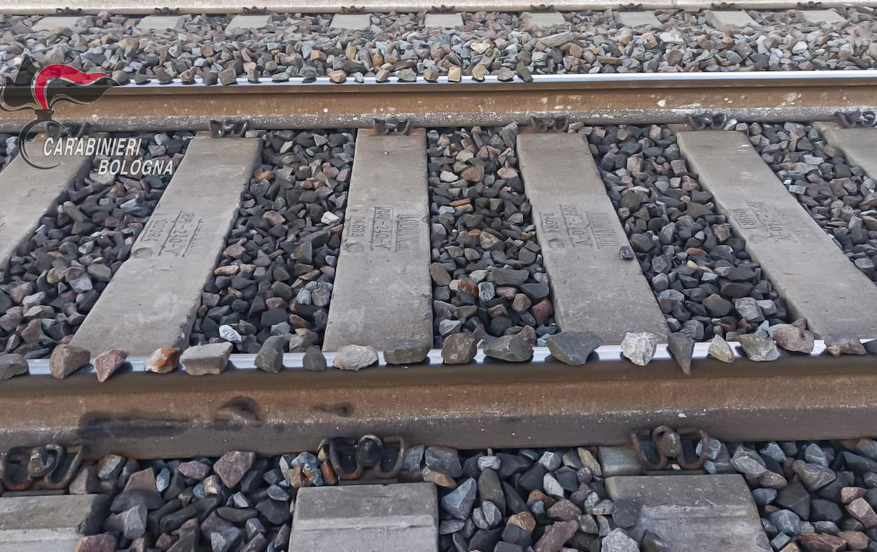 Un uomo è stato arrestato per aver bloccato il transito di un treno regionale vicino a Bologna, posizionando delle pietre sui binari
