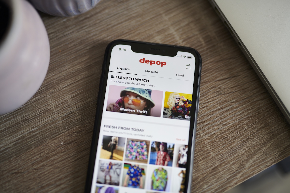 un telefono con una schermata di depop