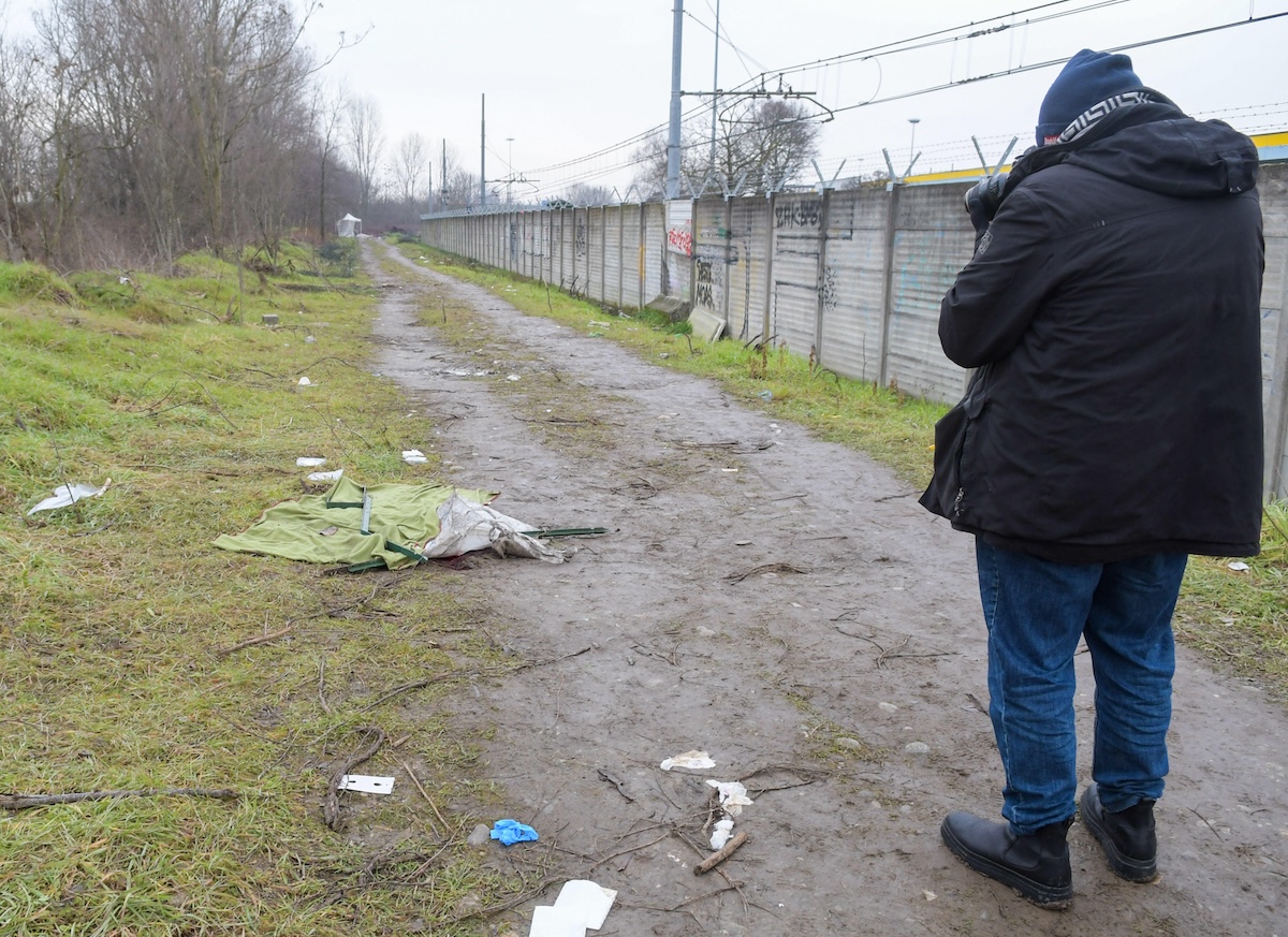 Cosa non torna nella storia dell’uomo ucciso da un poliziotto a Rogoredo