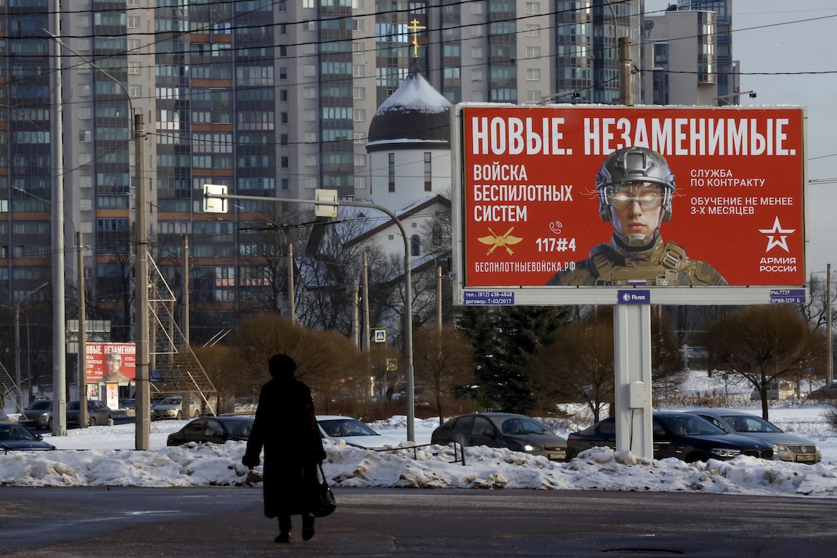 Un cartellone propagandistico per l'arruolamento a San Pietroburgo, il 24 gennaio 
