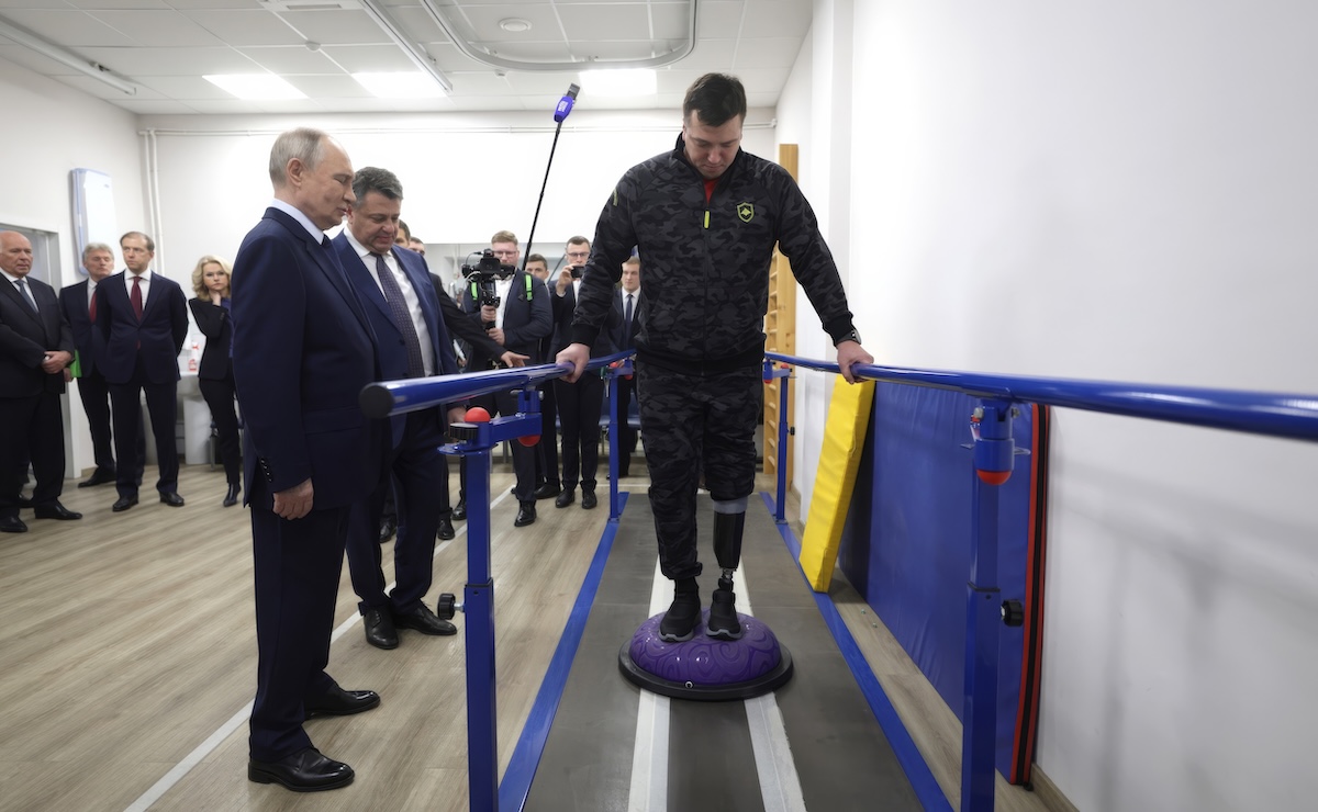 Il presidente russo, Vladimir Putin, visita un centro riabilitativo per soldati feriti in Ucraina, nel dicembre del 2024 