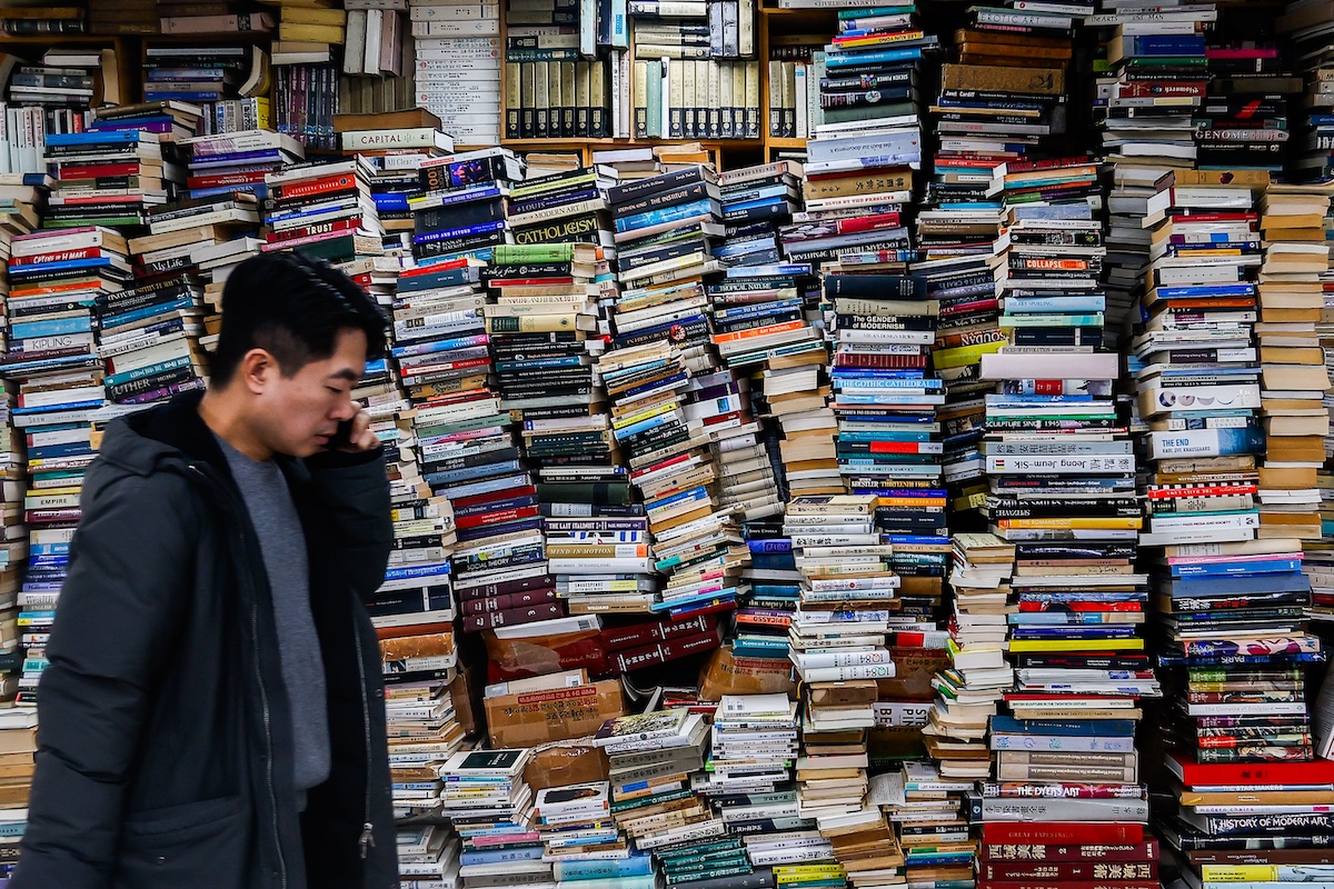 Pile di libri accatastati uno sull'altro