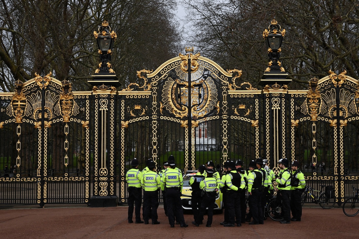 La famiglia reale britannica non può più fare finta di niente