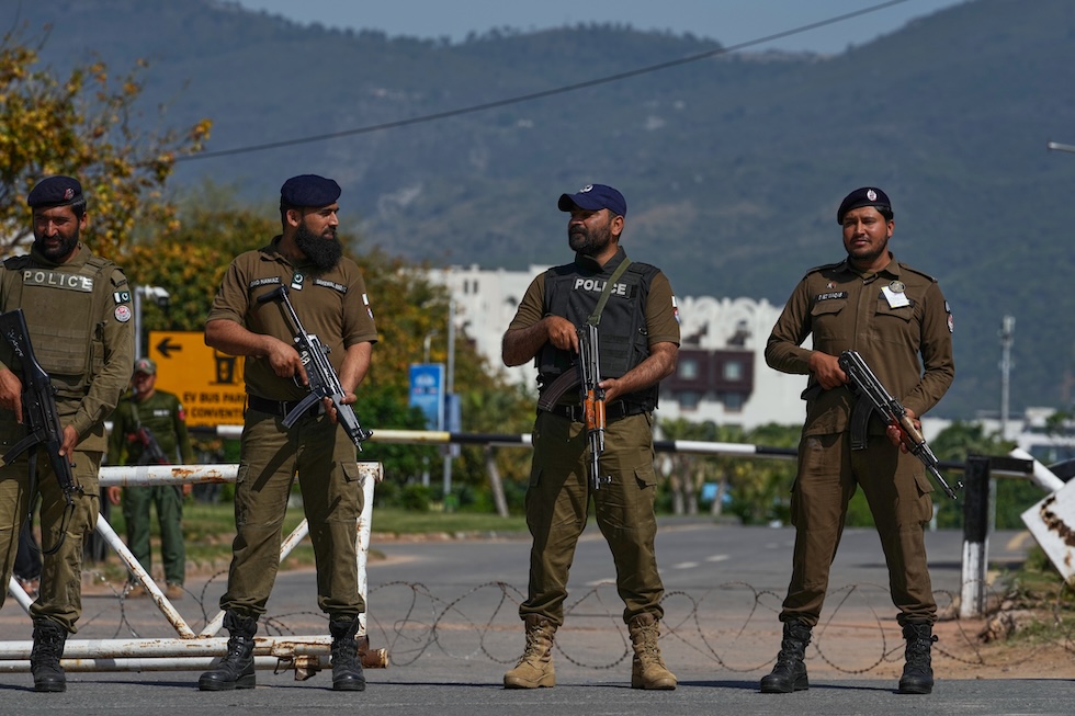 Poliziotti pakistani a un posto di blocco a Islamabad, lunedì 20 aprile (AP Photo/Anjum Naveed)