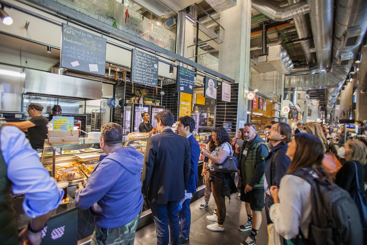 Dopo un’ispezione sanitaria al Mercato Centrale di Milano sono stati chiusi temporaneamente 17 ristoranti su 27