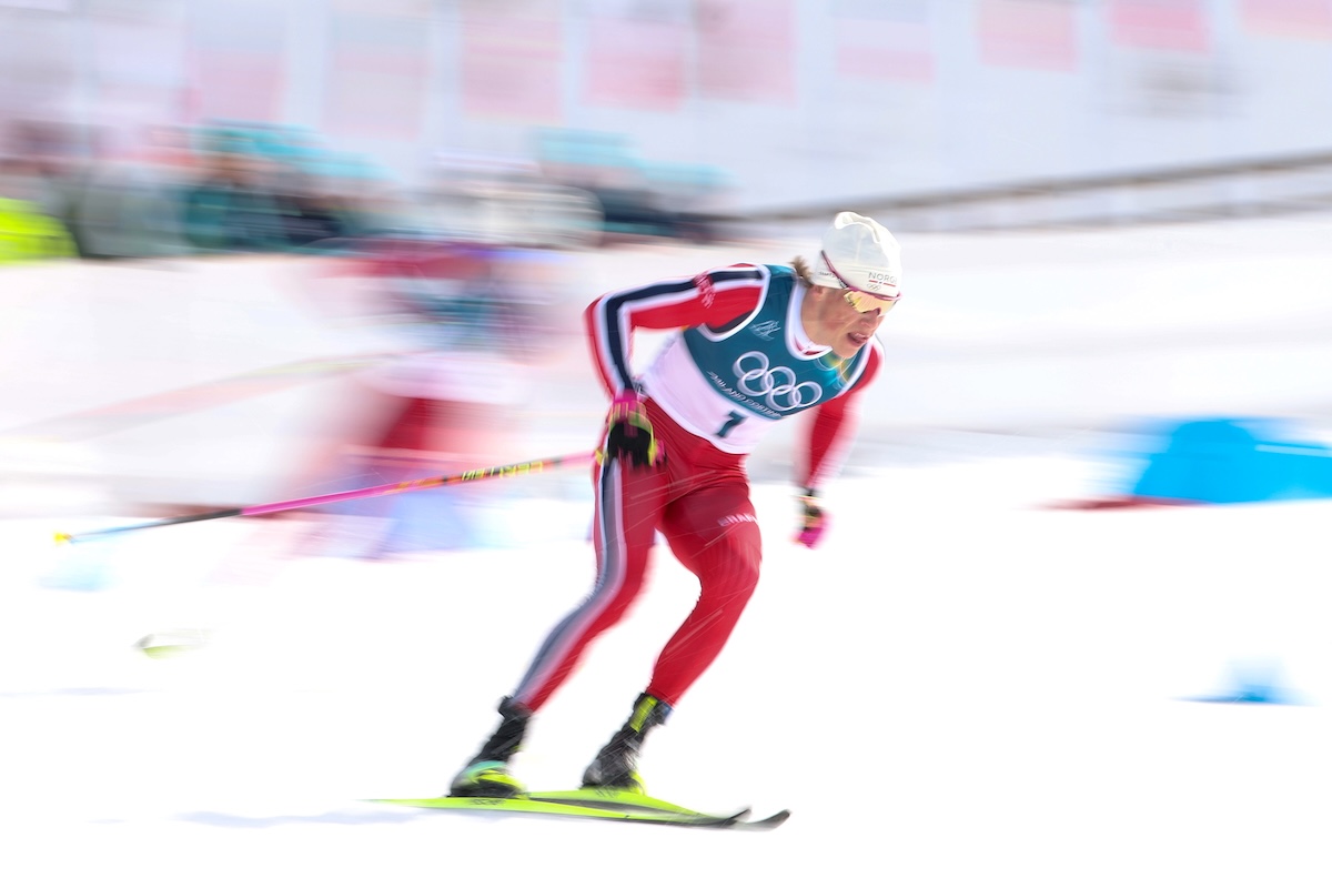 Johannes Klaebo ha vinto la sesta medaglia d’oro in sei gare alle Olimpiadi di Milano Cortina