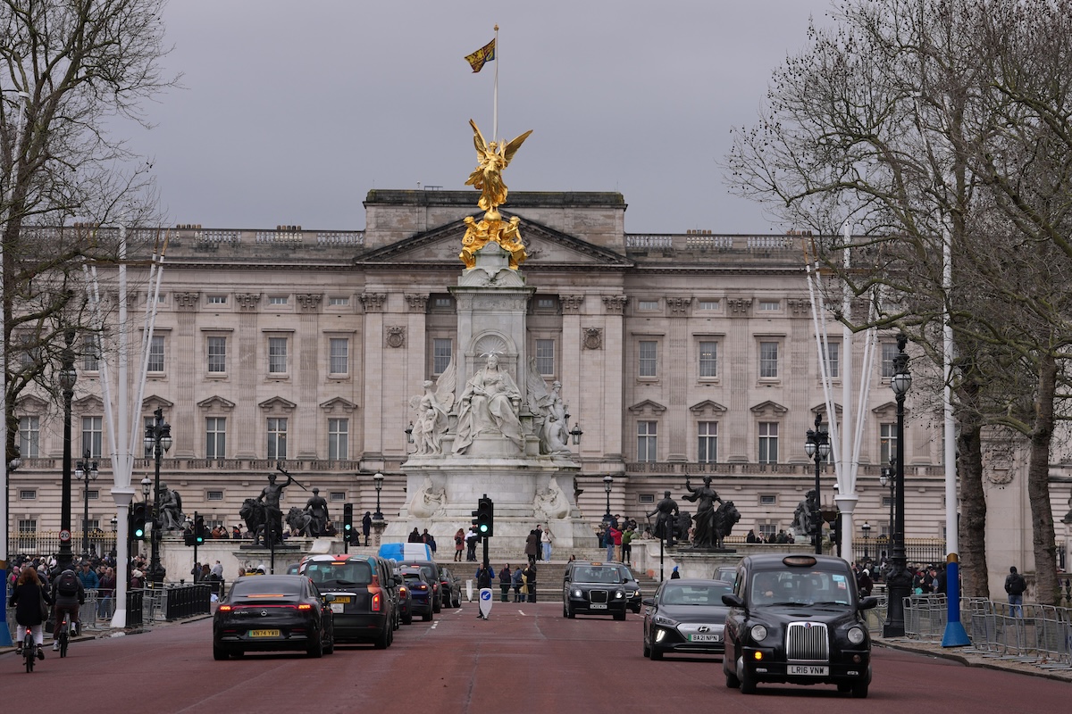 La famiglia reale britannica non si opporrà alla rimozione dell’ex principe Andrea dalla linea di successione, scrive il Guardian