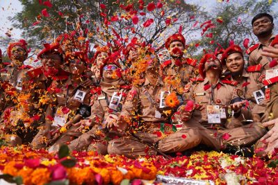I festeggiamenti per la Giornata internazionale della lingua madre, istituita su richiesta del Bangladesh per commemorare l'uccisione di studenti bengalesi da parte delle forze di polizia del Pakistan (che aveva il controllo anche del Bangladesh) mentre protestavano per il riconoscimento del bengalese come lingua ufficiale.