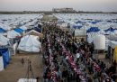 Persone che partecipano a un iftar (pasto con cui si interrompe il digiuno nel mese del Ramadan) di massa, in un campo di tende che ospitano i palestinesi sfollati dalla città di Gaza.