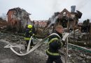 I pompieri spengono un incendio causato da un drone russo che ha colpito un palazzo residenziale.