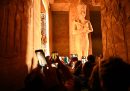 I turisti scattano foto al tempio di Abu Simbel durante il Festival del Sole, un particolare fenomeno che si verifica due volte l'anno, il 22 febbraio e il 22 ottobre, quando i raggi del sole illuminano le statue all'interno del tempio.
