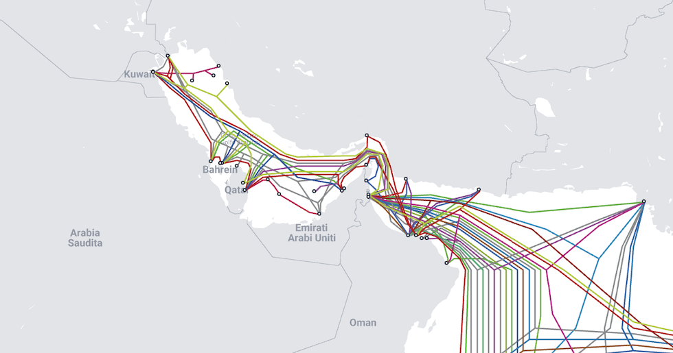 Una mappa schematica dei cavi sottomarini in fibra ottica posti sul fondale dello stretto di Hormuz e del golfo Persico (Telegeography).