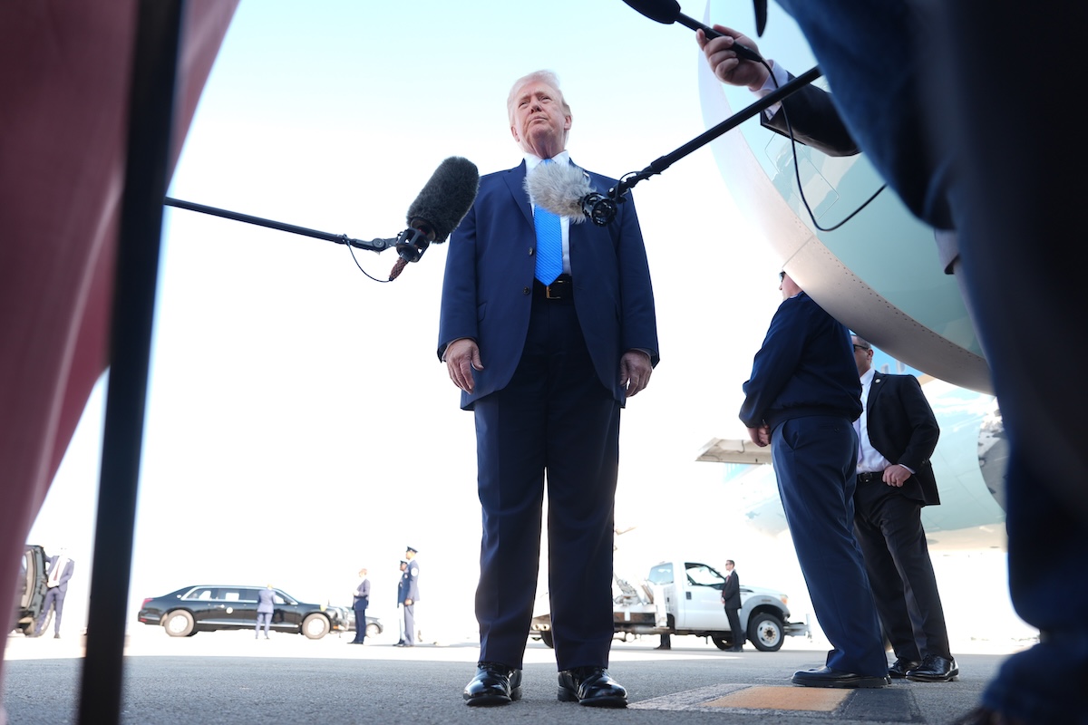 Trump dice che sta negoziando con l’Iran