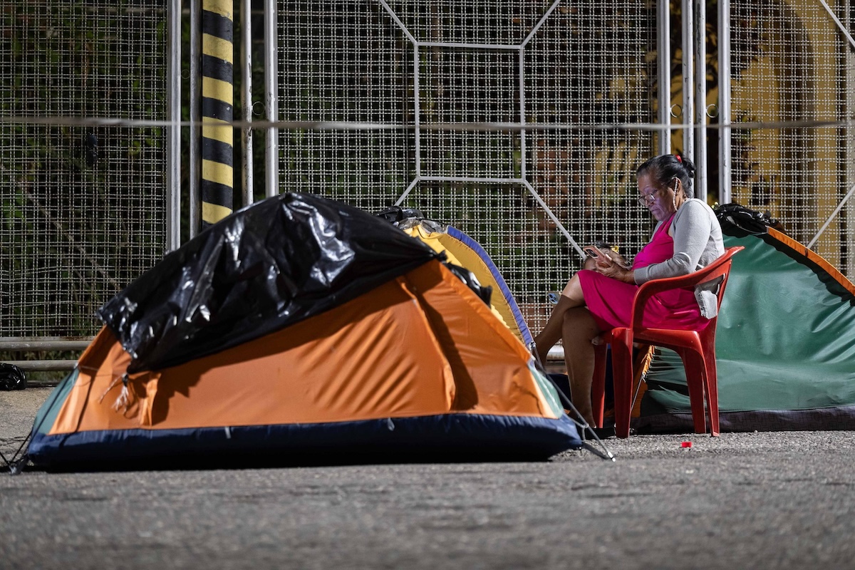 Una donna accampata fuori dalla sede della polizia a Caracas, il 23 febbraio 