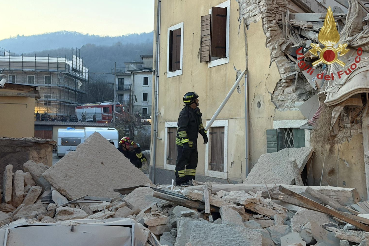Un’esplosione ha fatto crollare una palazzina poco fuori Verona: una persona è morta e tre sono rimaste ferite