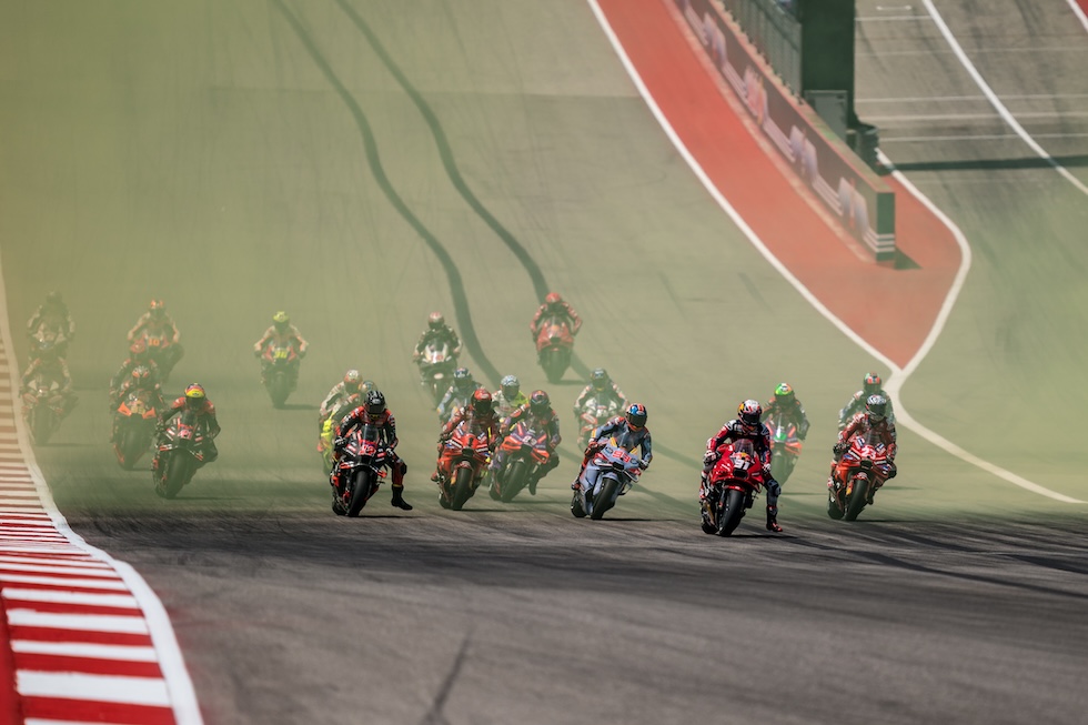 Perché i motociclisti fanno penzolare la gamba in curva?