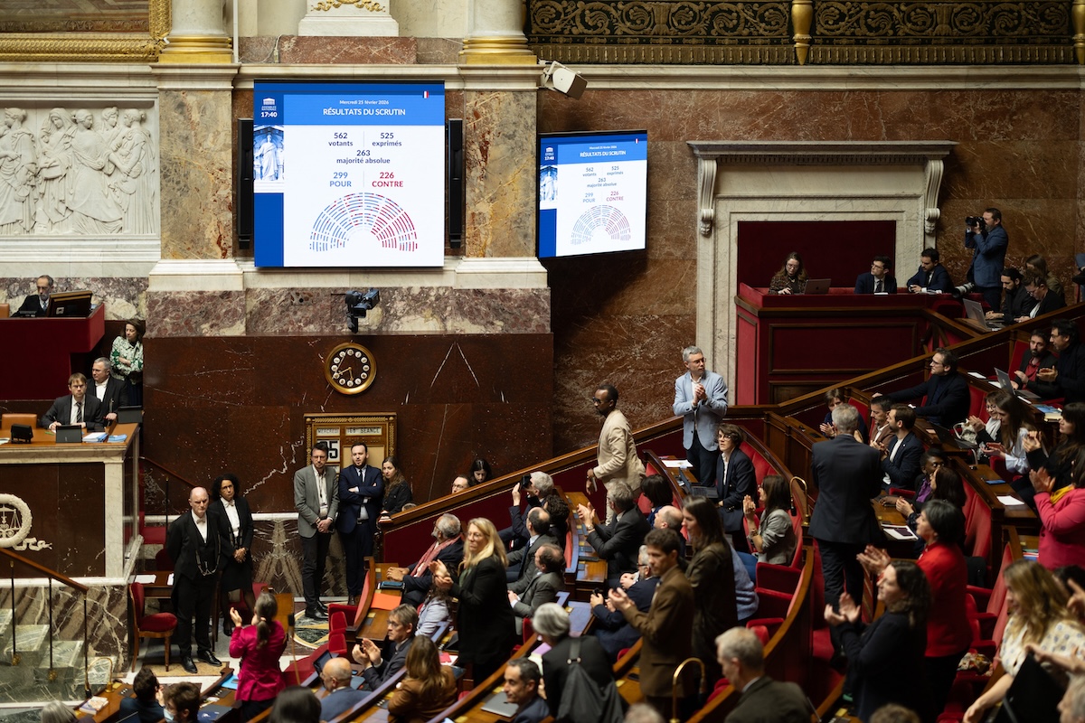 La Camera francese ha approvato in seconda lettura la proposta di legge sulla morte assistita, che ora tornerà al Senato