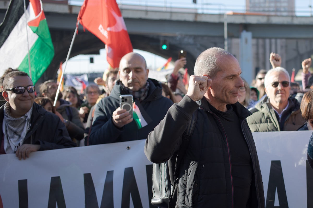 L’ex ministro greco Yanis Varoufakis andrà a processo per l’aneddoto sulla droga che aveva raccontato in un podcast