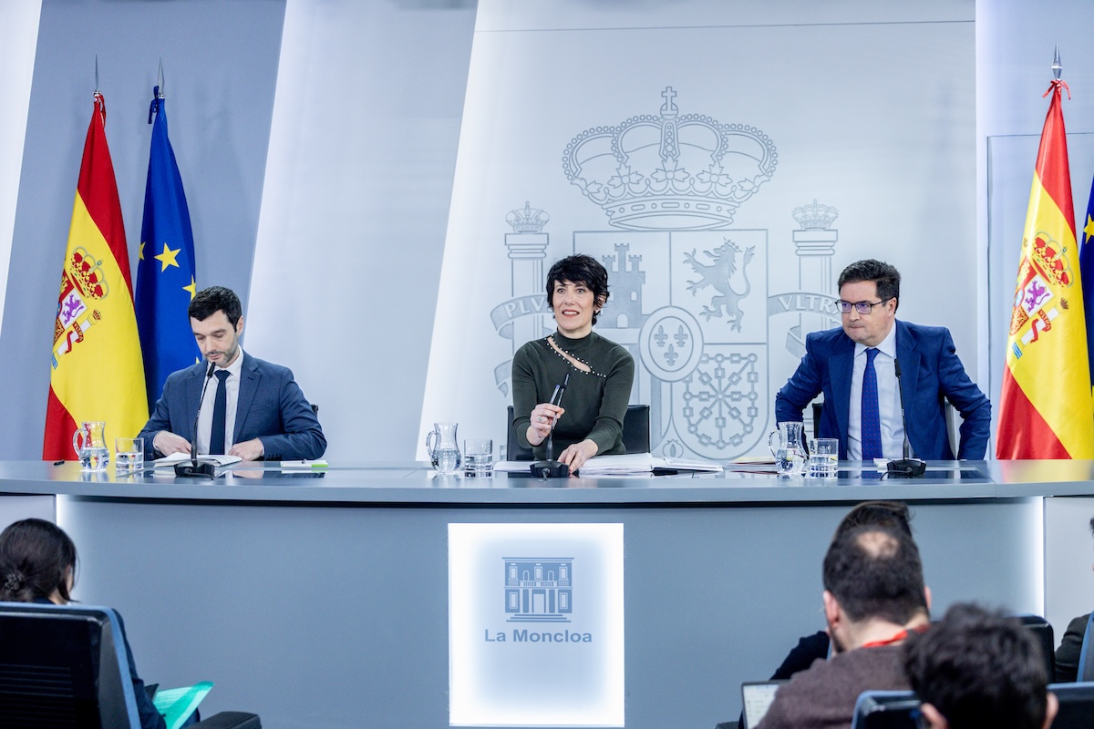 I ministri Pablo Bustinduy, Elma Saiz e Óscar López durante la conferenza stampa in cui è stata annunciata la pubblicazione dei coumenti, il 24 febbraio 
