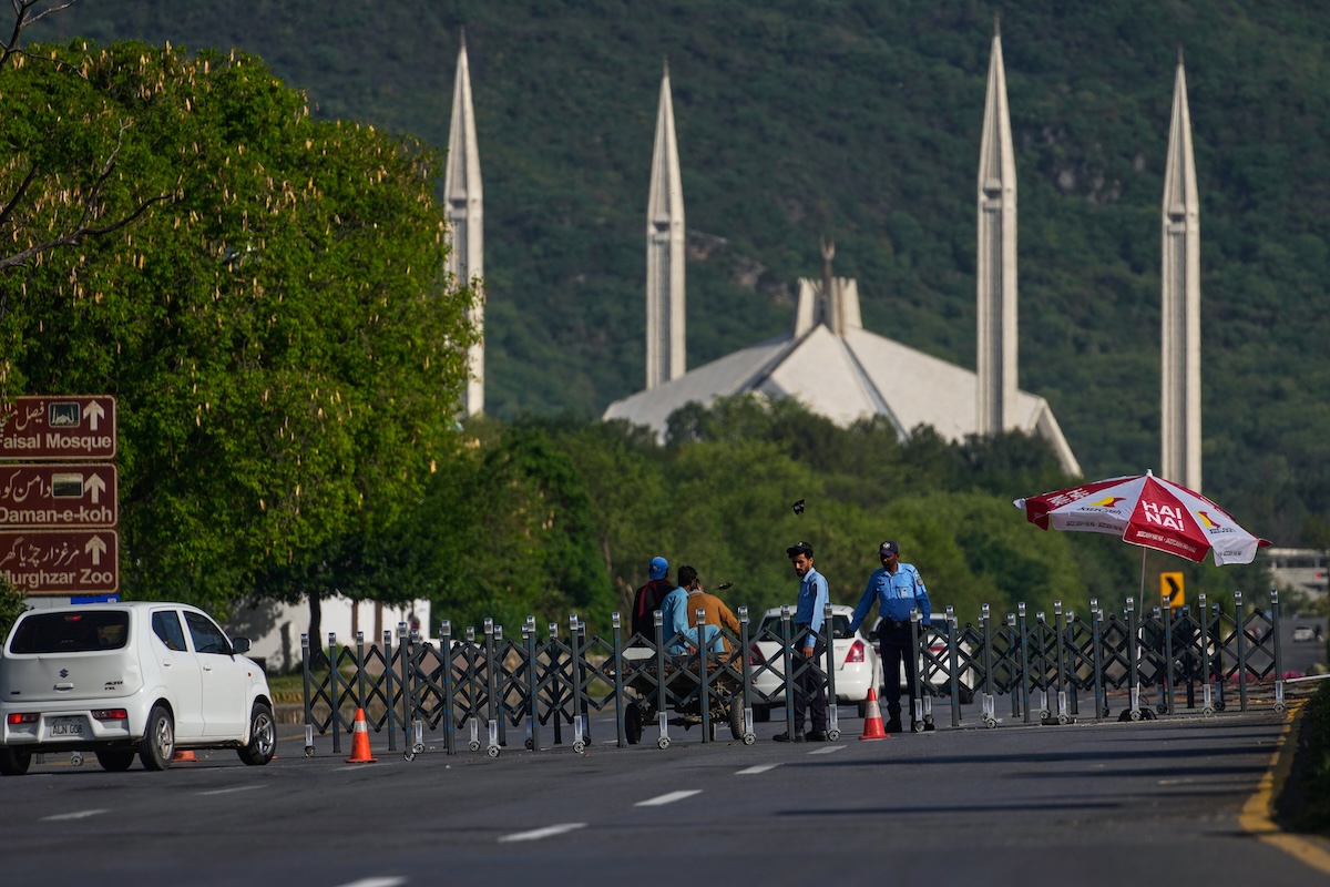 Da ormai una settimana il governo pakistano mantiene una specie di lockdown a Islamabad, per la possibilità di ospitare un nuovo giro di negoziati: nella foto, di oggi, un posto di blocco 