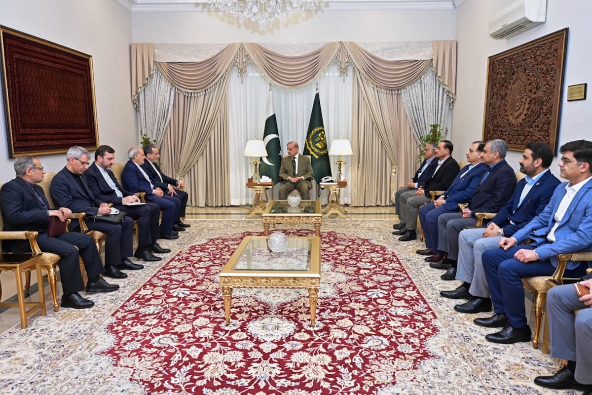 L'incontro tra il ministro degli Esteri iraniano Abbas Araghchi (seduto in fondo alla fila di sinistra) e il primo ministro pakistano Shehbaz Sharif (al centro) a Islamabad, il 25 aprile 