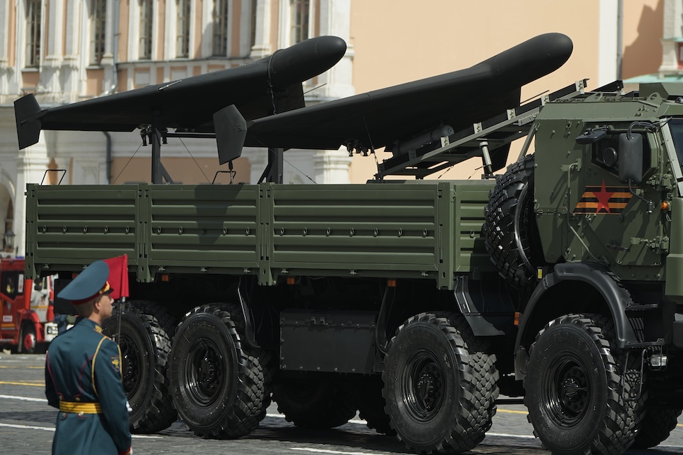 Due droni Geran-2 durante la parata militare del 9 maggio 2025 a Mosca (AP/Pavel Bednyakov, Pool)