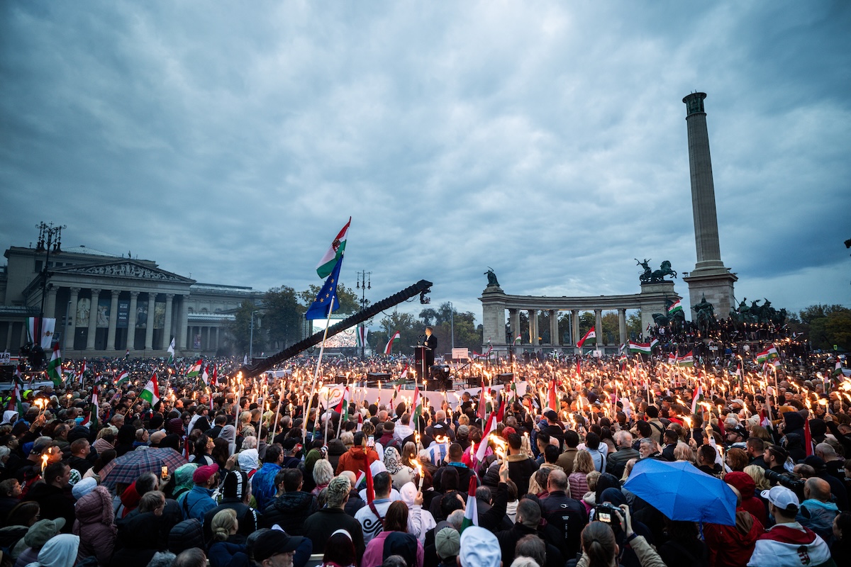 Sostenitori di Magyar a una manifestazione contro il governo, nell'ottobre del 2025 a Budapest (Bloomberg/Akos Stiller)