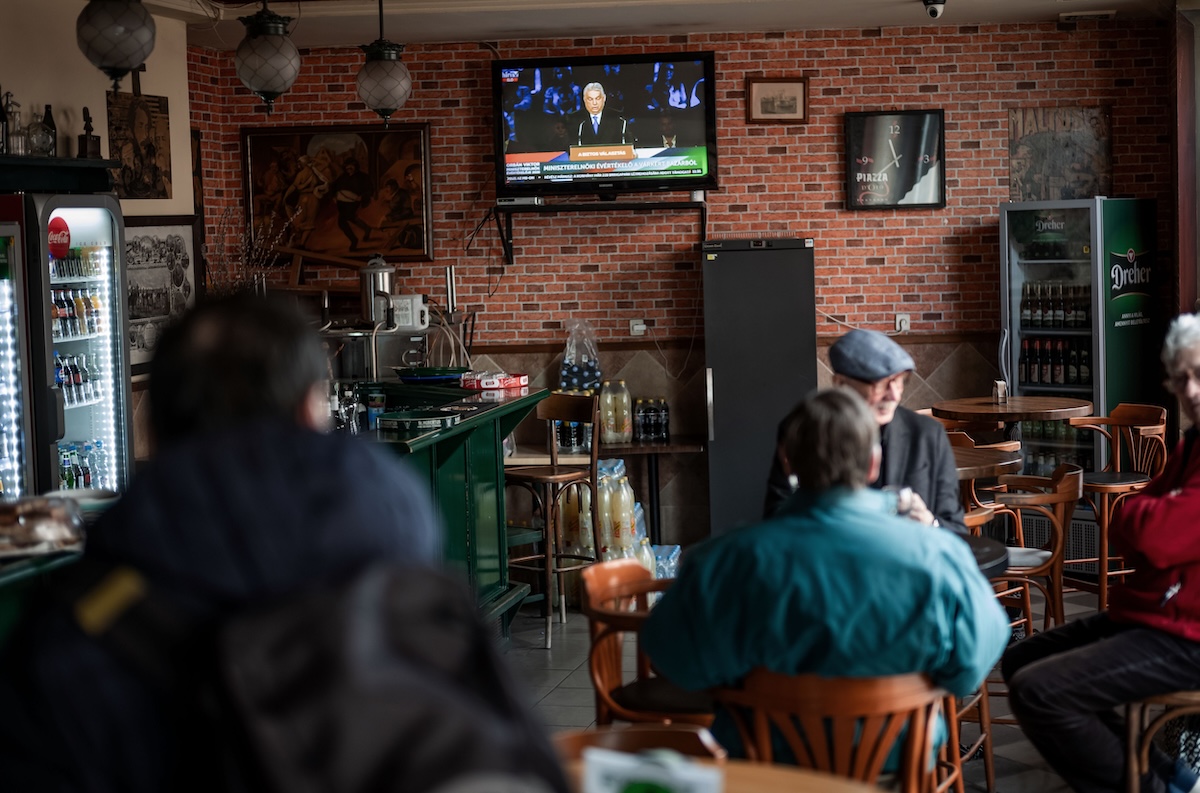 Un discorso di Orban viene trasmesso alla televisione in un bar di Budapest, il 14 febbraio 2026 (Getty Images/Janos Kummer)