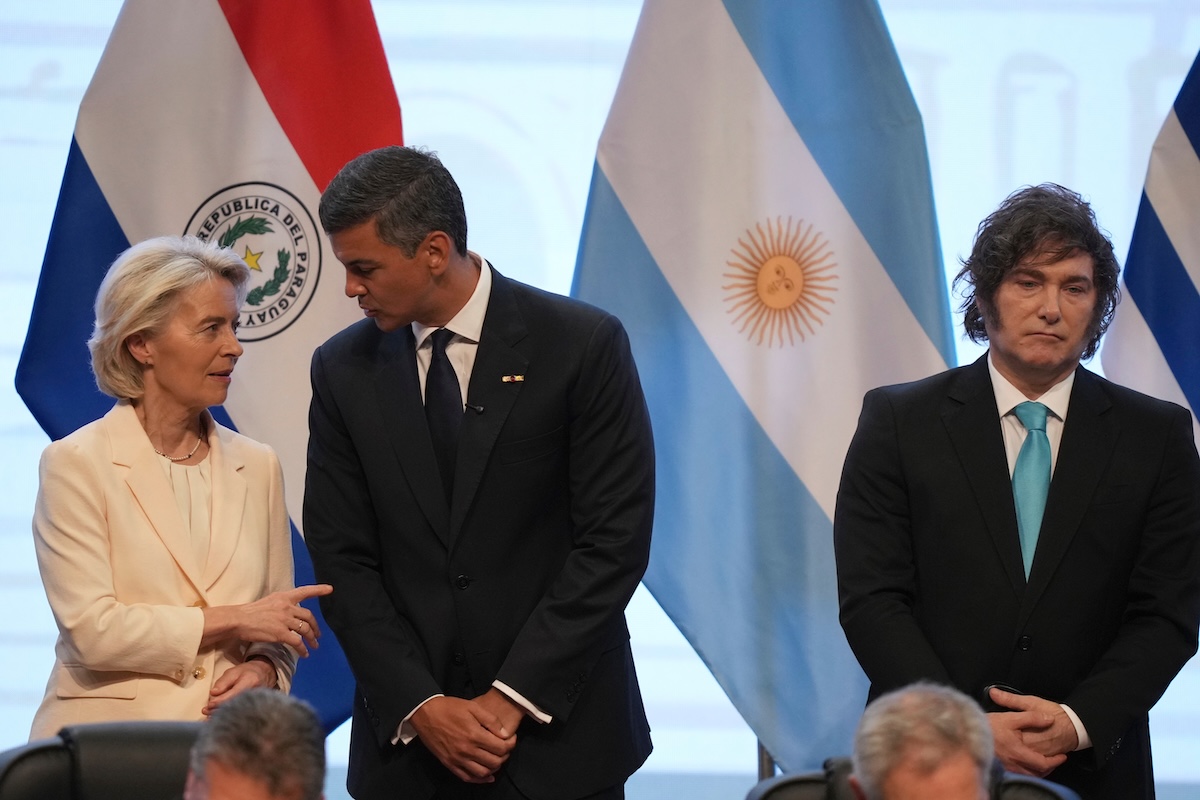 Da sinistra a destra: von der Leyen, il presidente del Paraguay Santiago Pena, e il presidente argentino Javier Milei, durante l'incontro per la firma dell'accordo tra Mercosur e Unione Europea, in Paraguay, il 17 gennaio 2026. (AP Photo/Jorge Saenz)