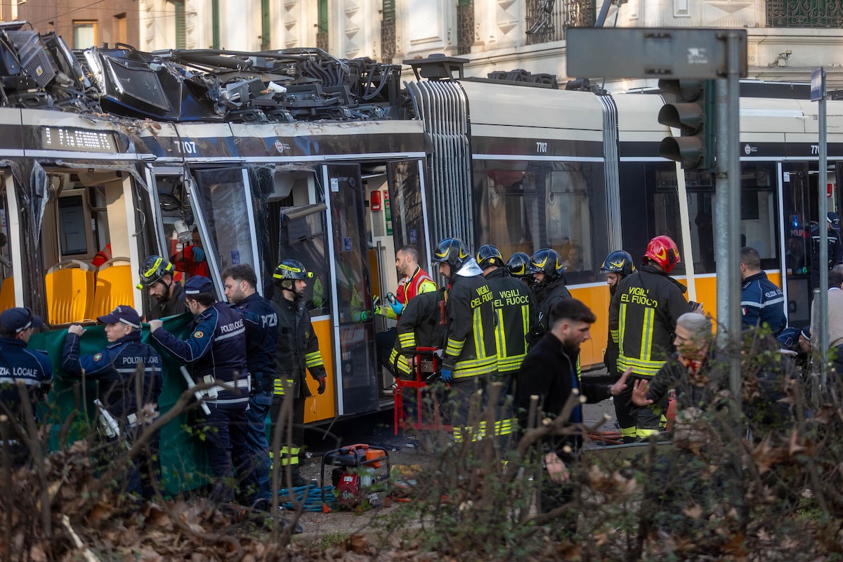 Cosa sappiamo del tram deragliato a Milano