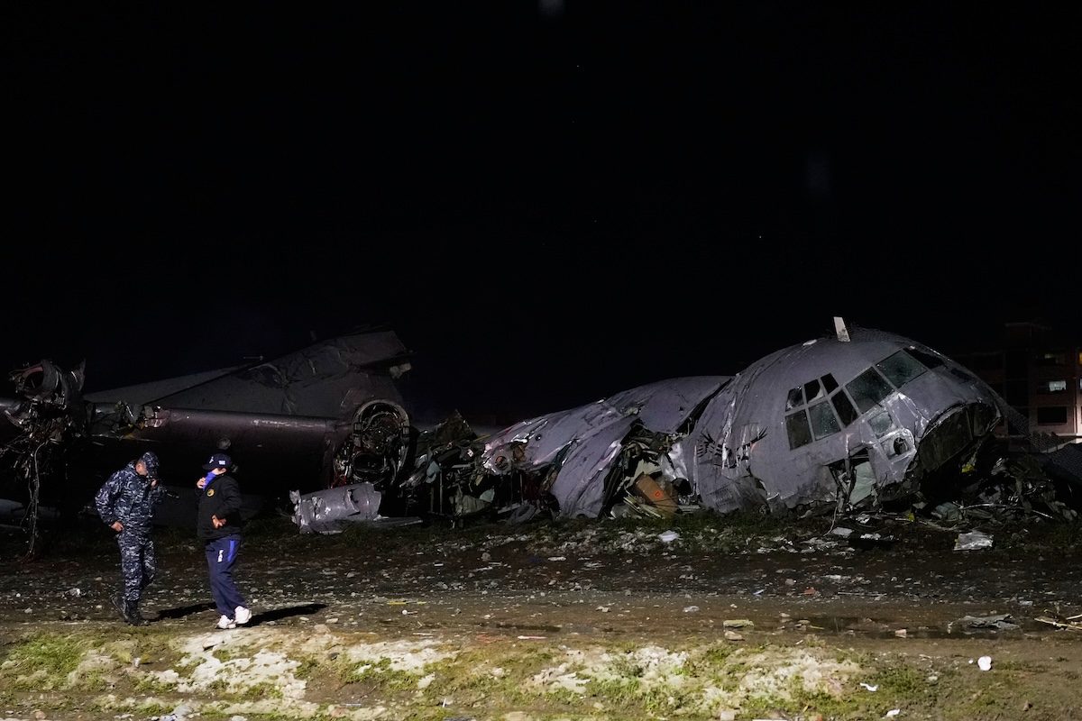 Almeno 20 persone sono morte in Bolivia nello schianto di un aereo cargo militare