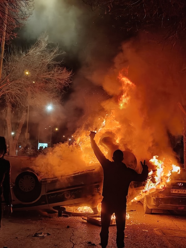 Un manifestante durante le proteste a Teheran, l'8 gennaio