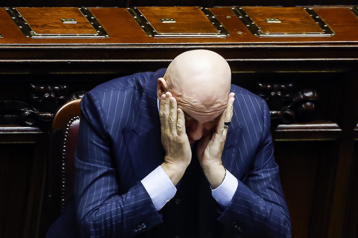 Il ministro della Difesa Guido Crosetto è bloccato a Dubai, per gli attacchi contro l’Iran