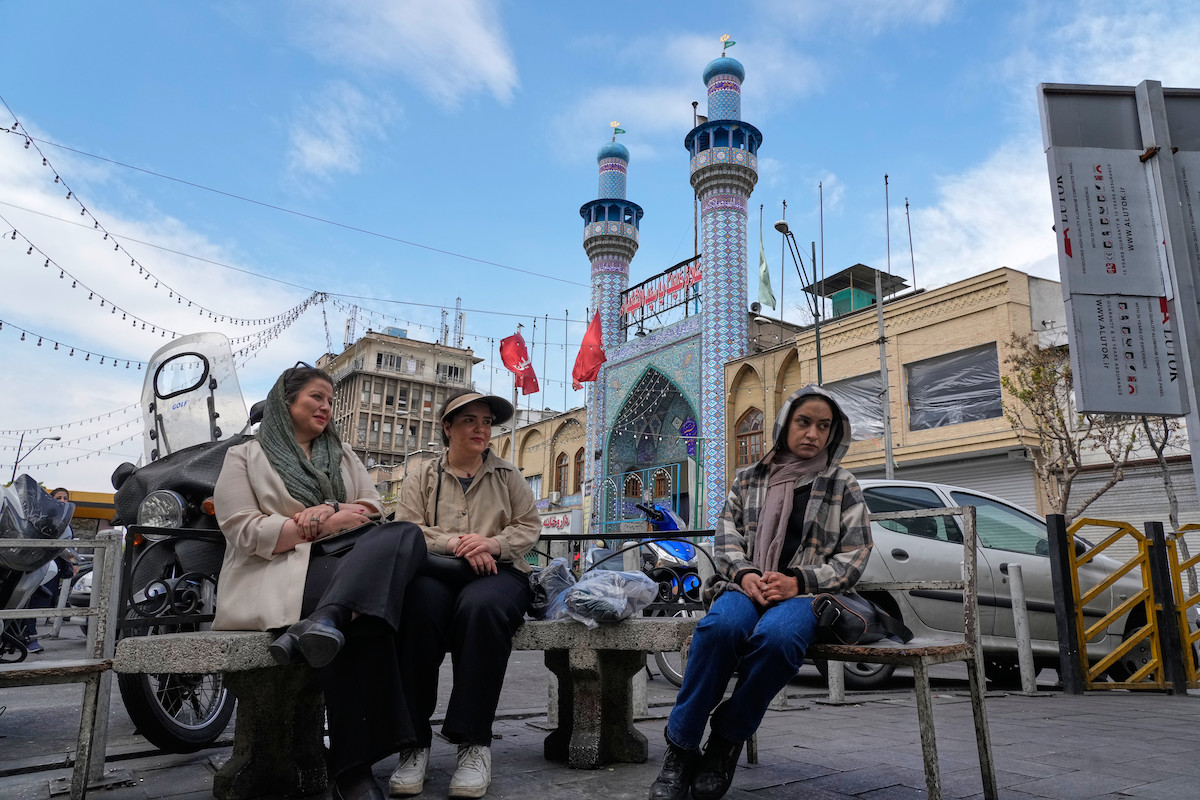 Donne sedute davanti a un bazaar a Teheran, 29 marzo 2026 (AP Photo/Vahid Salemi, File)