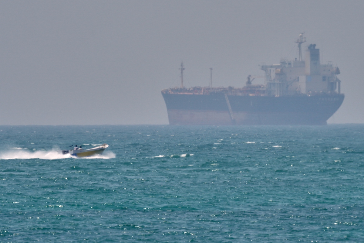 Imbarcazioni nello stretto di Hormuz, 18 aprile 2026 (AP Photo/Asghar Besharati, File)