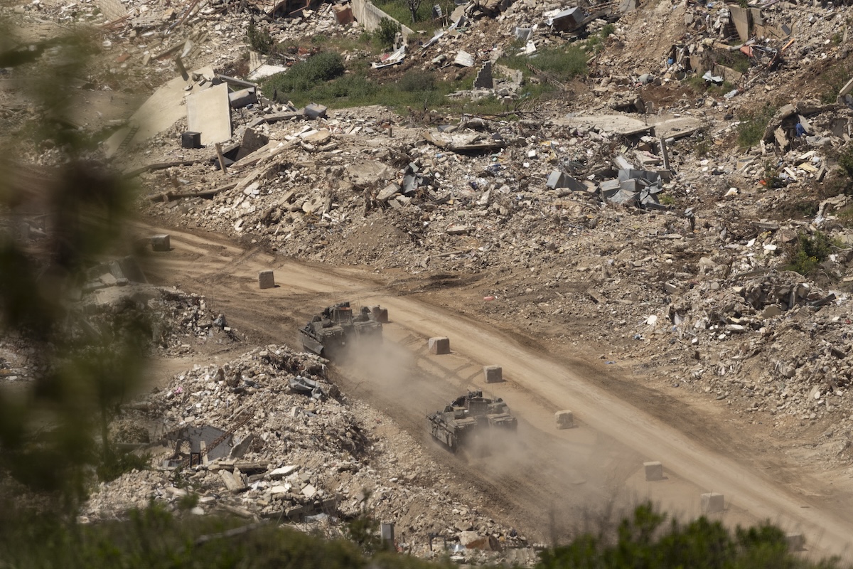 Mezzi militari israelani nel Libano meridionale, il 29 aprile