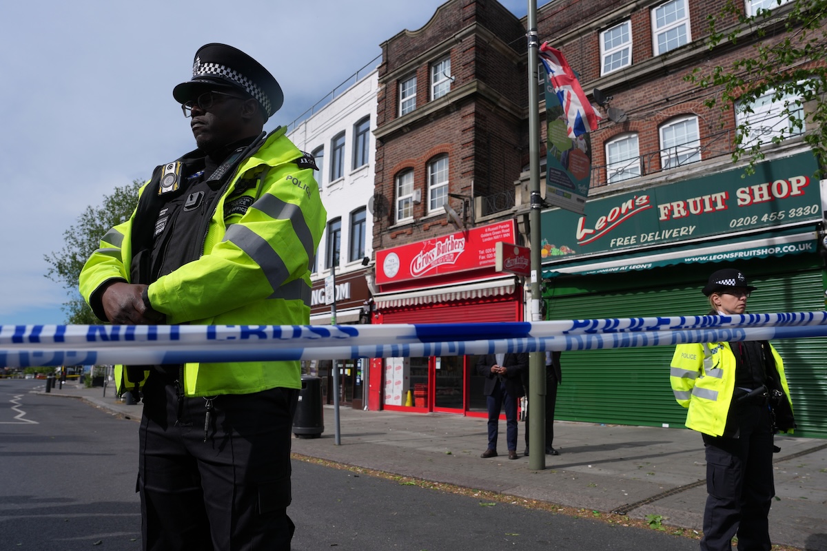 Poliziotti nel quartieri di Golders Green, dove mercoledì 29 aprile c'è stato l'accoltellamento 