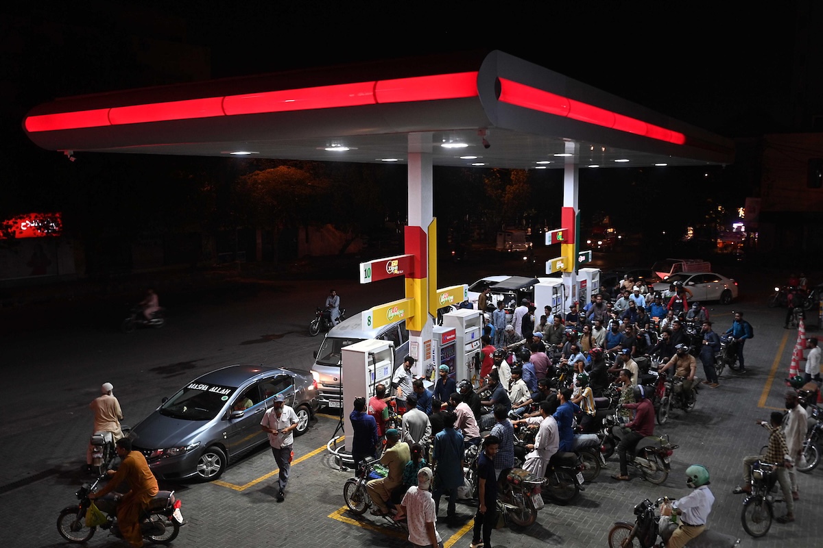 Una coda a un distribute di benzina a Karachi, in Pakistan, il 30 aprile (EPA/SHAHZAIB AKBER)