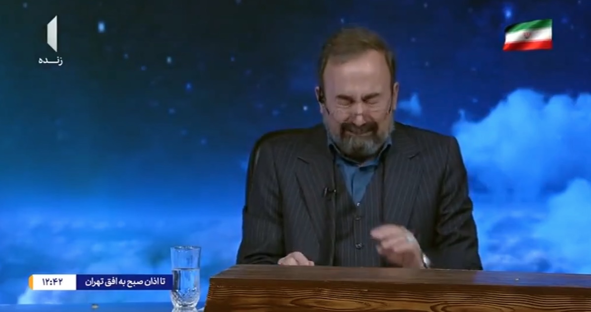 Il video di un conduttore della tv di stato iraniana che annuncia in lacrime la morte di Khamenei