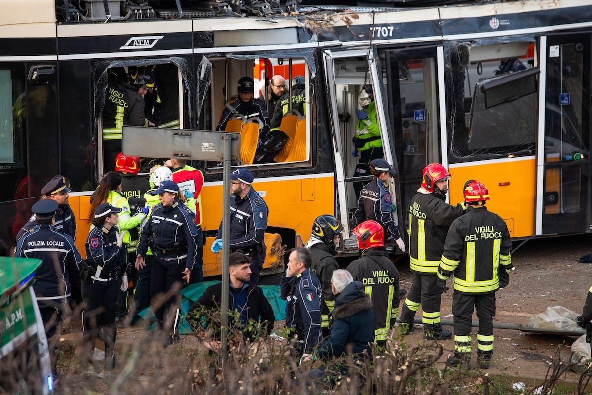 Le indagini sul deragliamento del tram a Milano