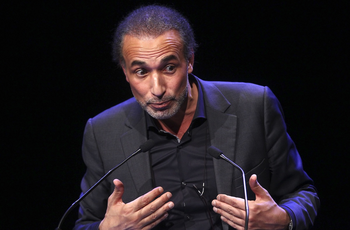 Comincia oggi a Parigi il processo al famoso islamologo Tariq Ramadan, accusato di stupro da tre donne